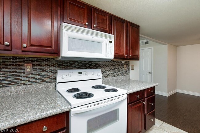 Building Photo - 5081 River Glen Dr