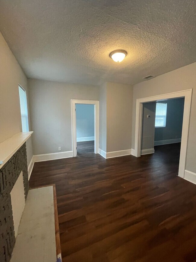 Building Photo - Duplex with Garage Apartment