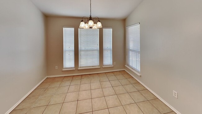 Building Photo - 3 Bedroom 2 Bath 2 Car Garage in Deer Creek Schools