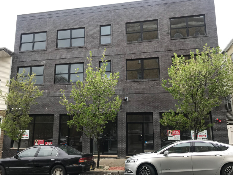 Building Photo - 1613 Summit Ave