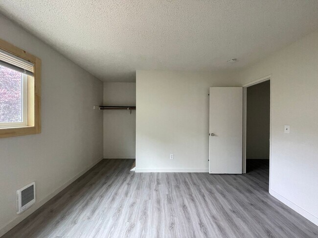 Building Photo - Updated 2Bd/1Ba in the Hillsdale Neighborhood of SW Portland ~ Stainless Steel Appliances and Qua...