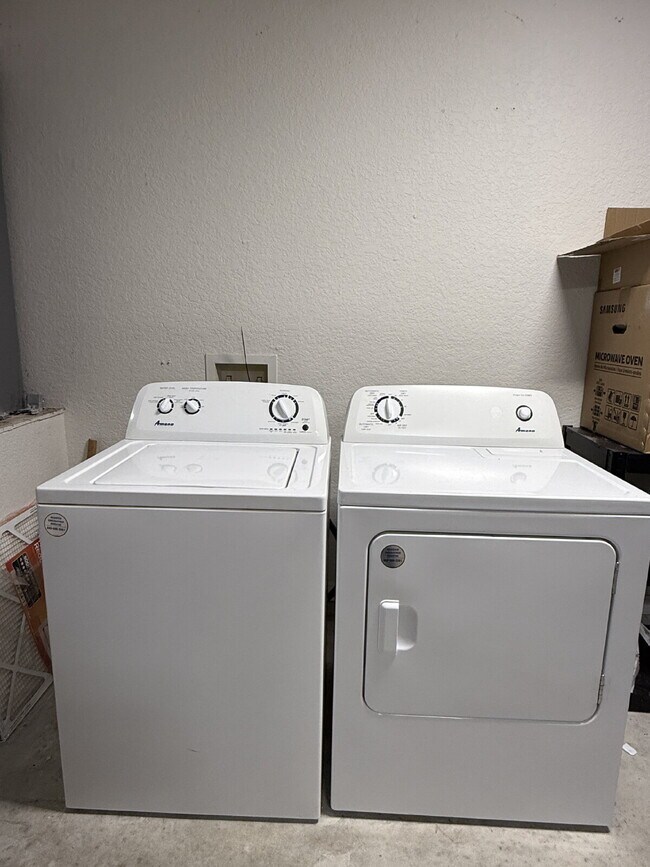 Building Photo - 3-bedroom, 2-bathroom