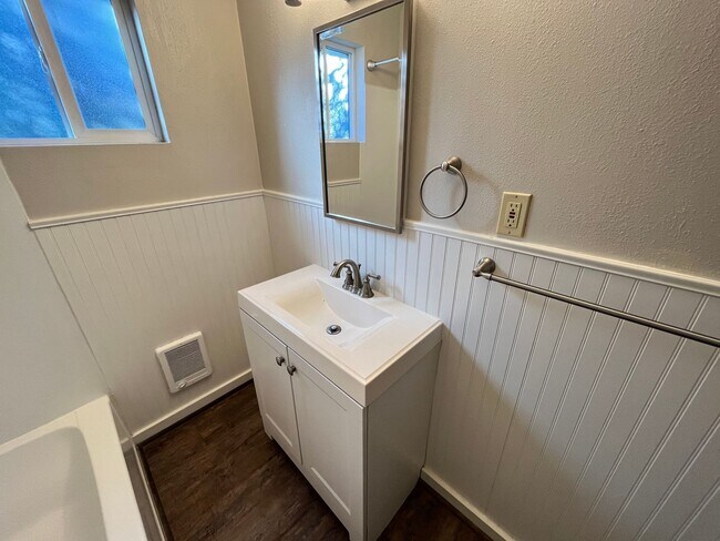 Building Photo - Lovely 2 Bed + 1 Bath Unit in Forest Grove...