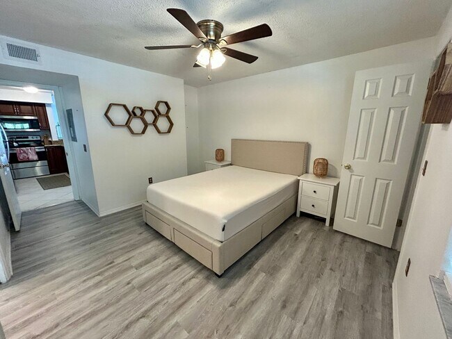 Building Photo - 2400 Feather Sound Dr