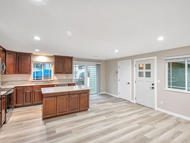 Building Photo - Coming soon! Remodeled 3-bdr/2-bath Overlook ranch w/ fireplace, excellent location