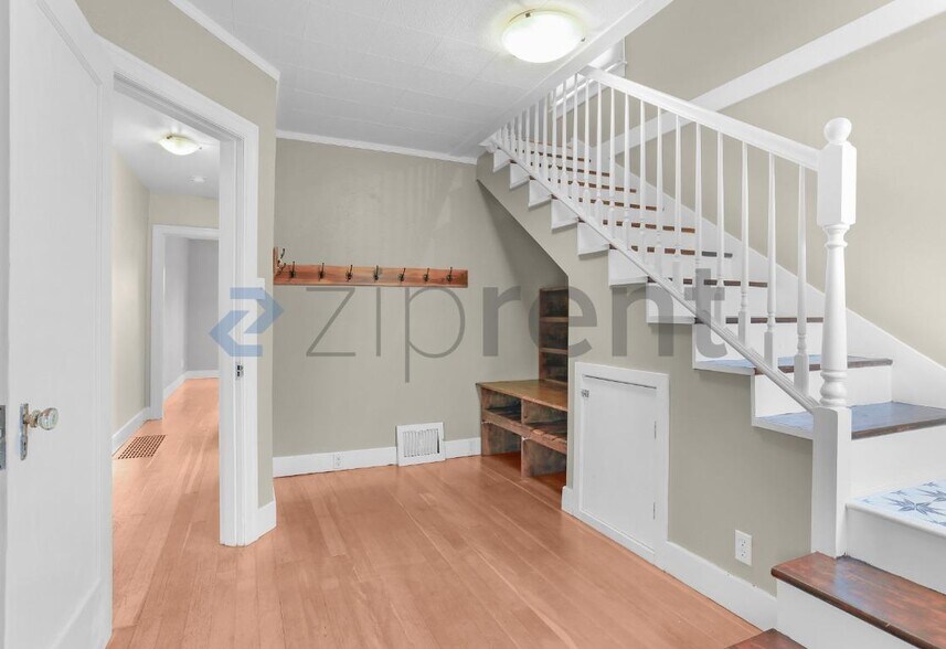 Building Photo - Unit