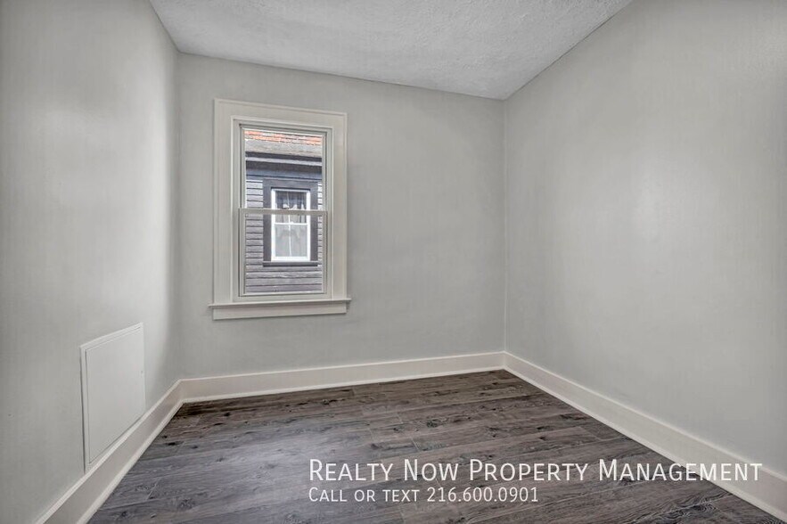 Building Photo - 3241 Sycamore Rd