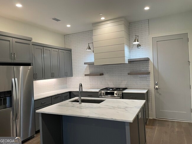 Building Photo - 460 Heatherden Ave