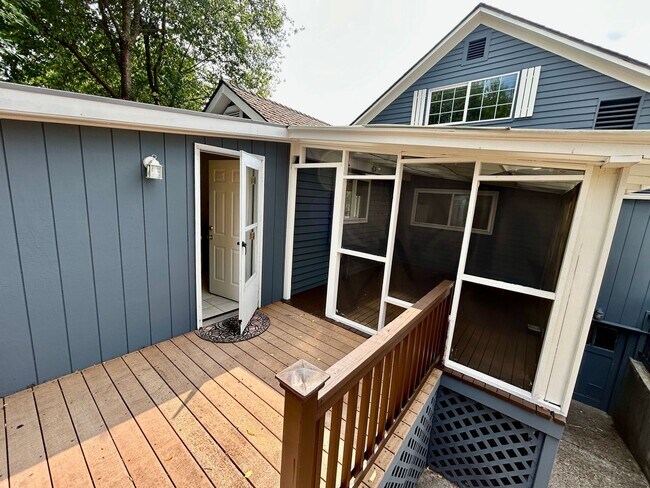 Building Photo - Freshly painted large home near Everett Mall AVAILABLE NOW