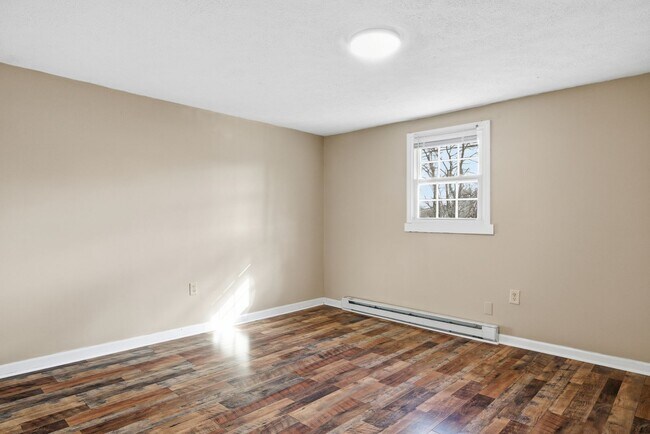 Building Photo - 2 Bed / 1 Bath. Off street parking.