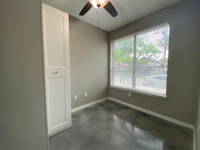 Building Photo - Live in the Heart of the Pearl District – ...