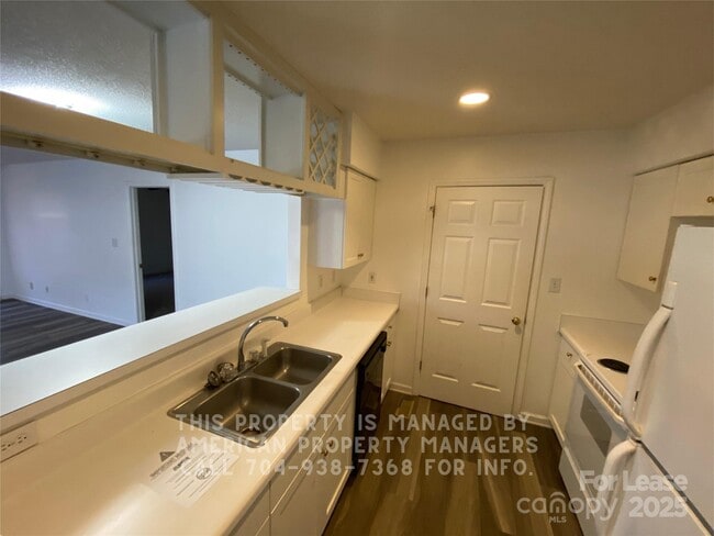 Building Photo - 148 Purple Finch Ln