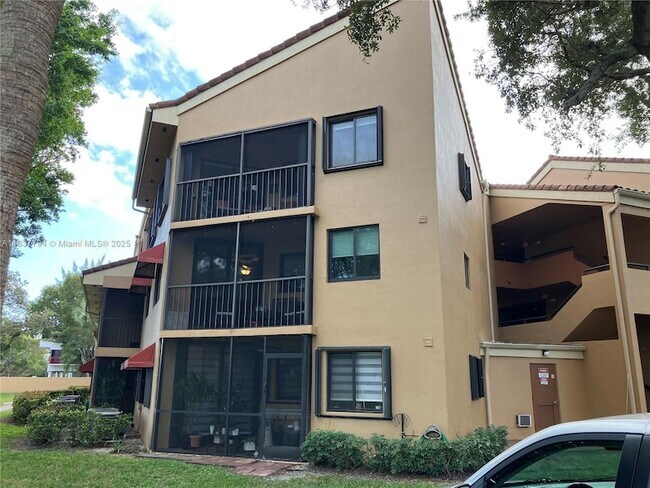 Building Photo - 15405 Miami Lakeway N
