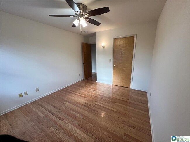 Building Photo - 2915 Schoenersville Rd