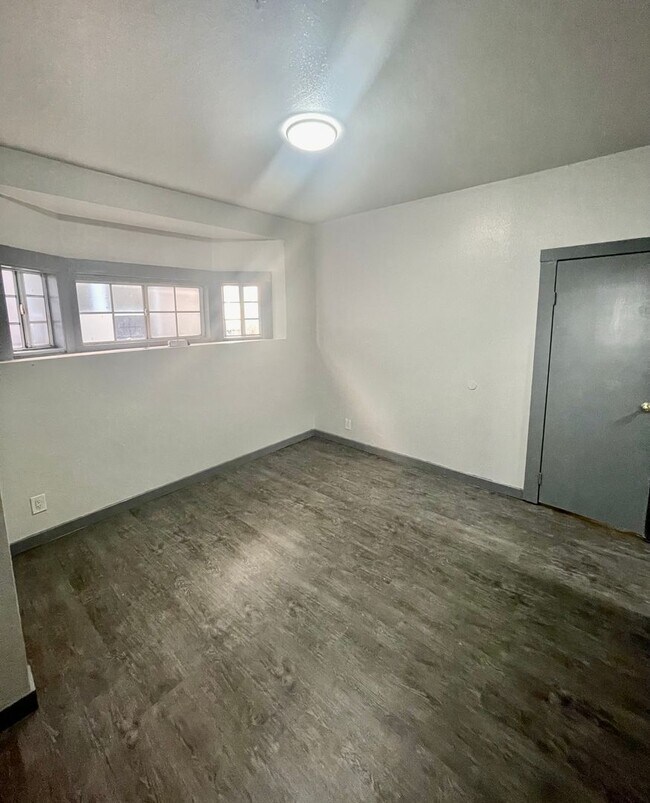 Building Photo - Move in Ready! 1 Bed + 1 Bath + Bonus Room for office!
