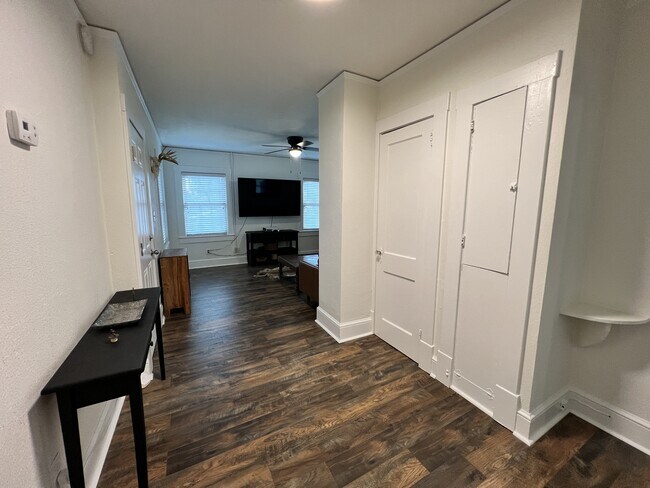 Building Photo - 317 De Soto St