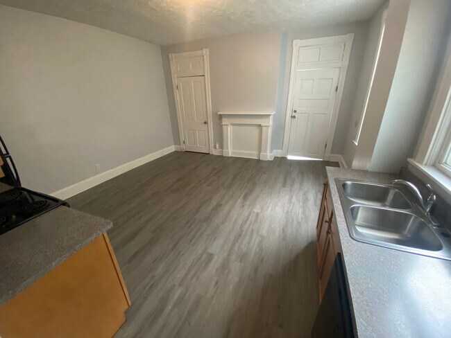 Building Photo - SPRING LEASING SPECIAL 1/2 OFF 1ST MONTHS ...