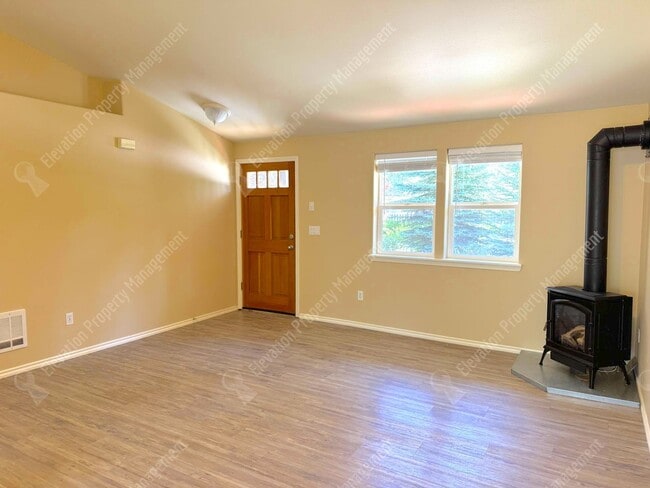 Building Photo - Single-Level 3 BR - 2 BA Rancher in Southw...