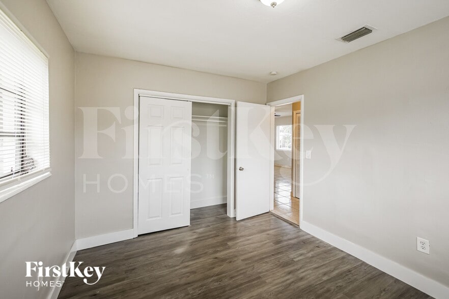 Building Photo - 18000 NW 6th Ct