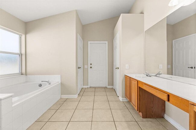Building Photo - 3145 Stonehurst Cir