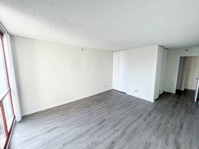 Building Photo - 200 N Dearborn St