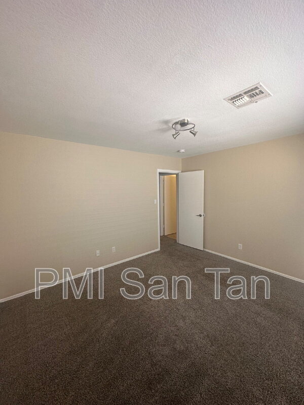 Building Photo - 941 E Denim Trail