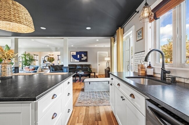 Building Photo - 119 Sycamore St