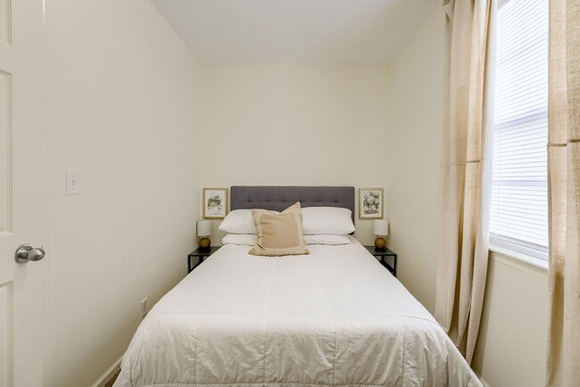 Building Photo - Charming 2 Bedroom with Fenced Yard & Parking Near Old Market!