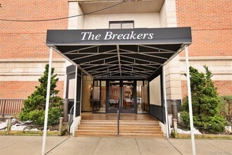 Building Photo - 230 W Broadway