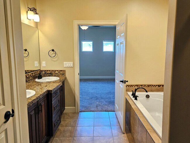 Building Photo - 2817 Tuscanna Dr