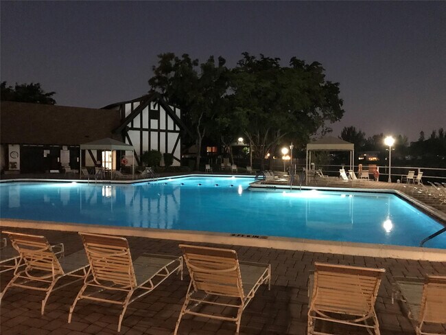 Building Photo - 3680 Inverrary Dr