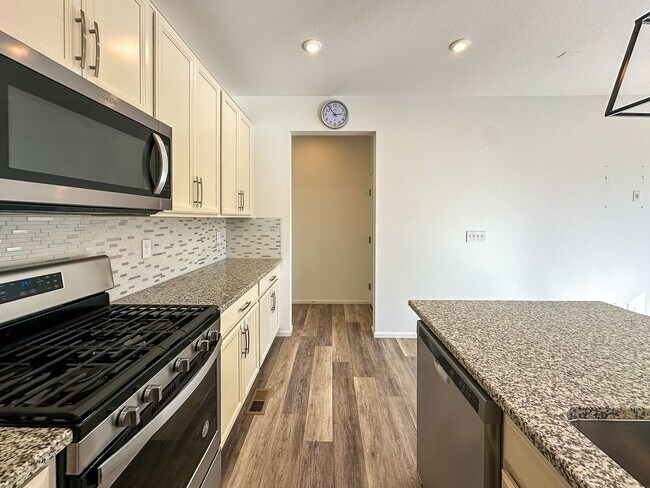 Building Photo - CORNER 3bd 2.5ba paired home in Trails Edge!