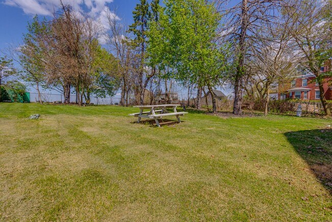 Building Photo - Available MAY 2026 - Beautiful, LARGE 4+ bedroom/2 bath GEM in South Side Slopes!