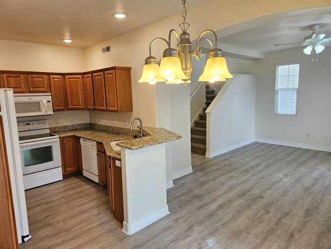 Building Photo - New Carpet & Paint 3 Bd 2.5 Ba Townhome In...