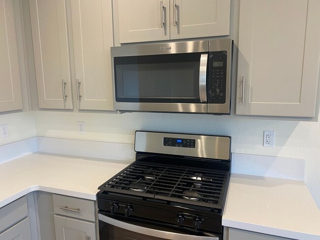 Building Photo - Newer 3 Bedroom 2 Bathroom Home in Tulare!