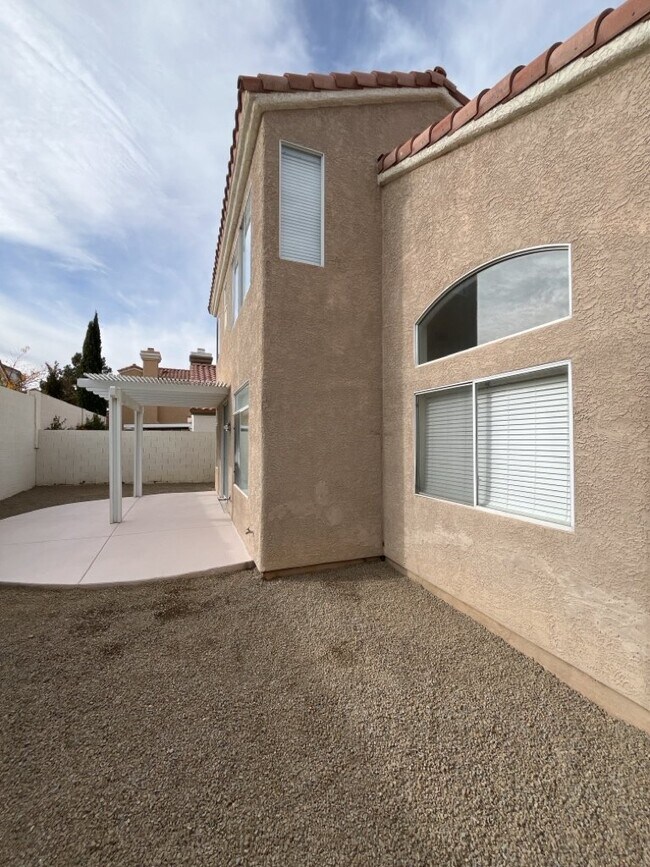 Building Photo - Encounter the ultimate luxury living experience with this 4-bedroom, 2197 sq ft house
