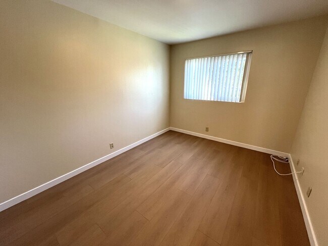 Building Photo - 2 Bedroom Apartment in North Park, Upstair...