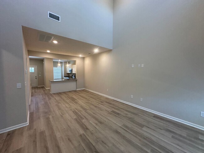 Building Photo - 4 Bed 3 Bath Townhome Near The Heart Of Shelbyville