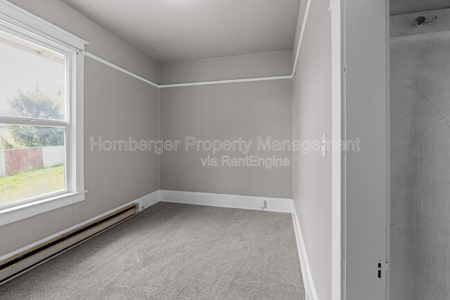 Building Photo - 922 4th St