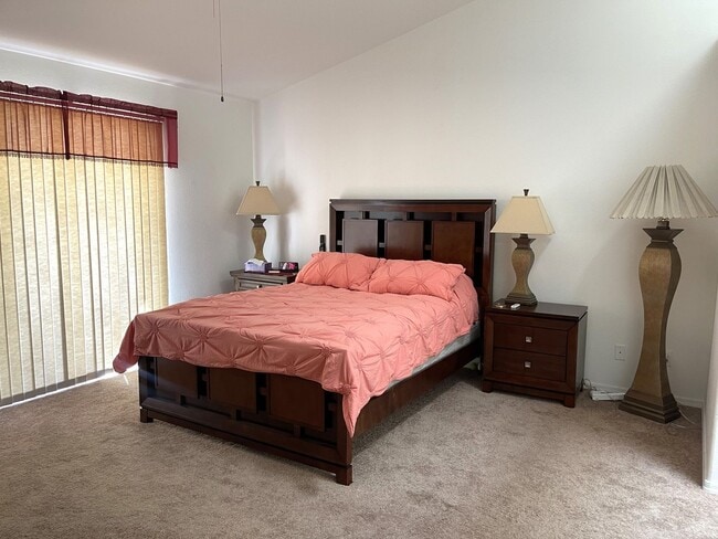 Building Photo - 3 bedroom 2 Bath Lakefront home in the des...
