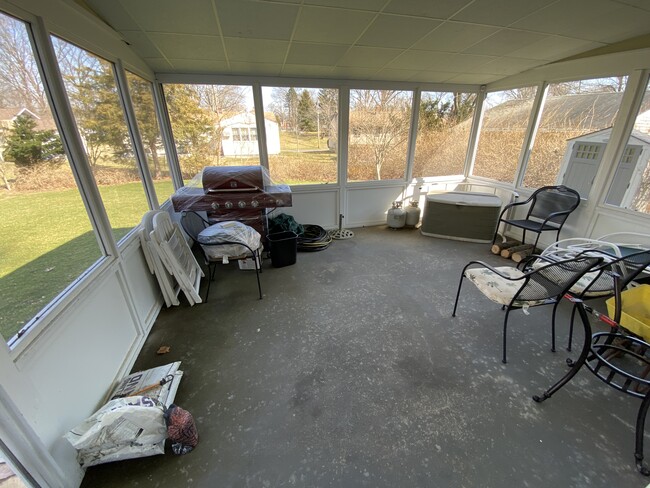 Screened patio - 110 Dobson St