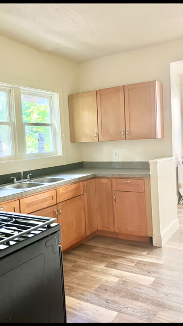 Building Photo - College Rental
