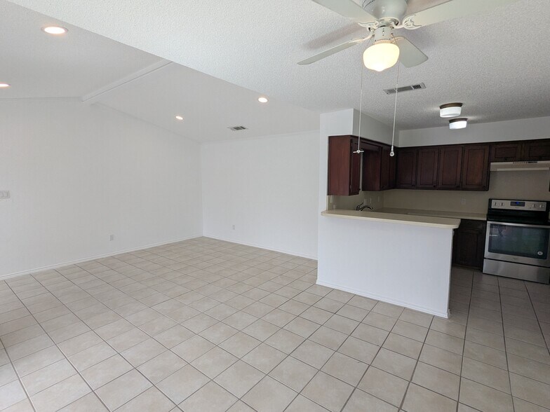 Building Photo - 2410 Cordoba Dr