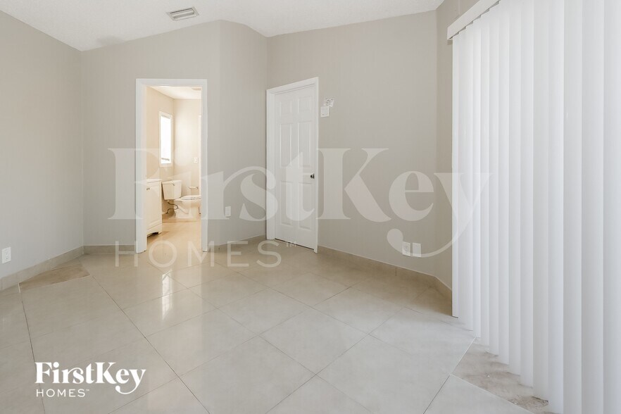 Building Photo - 6321 Hollywood St