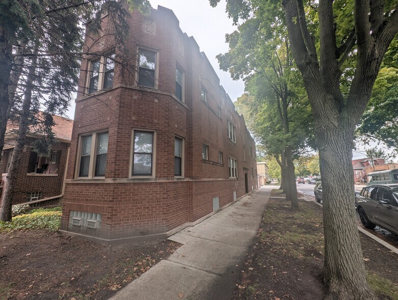 Building Photo - 5820 W Berteau Ave