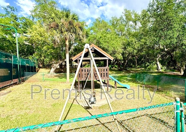 Building Photo - 2607 6th Ct