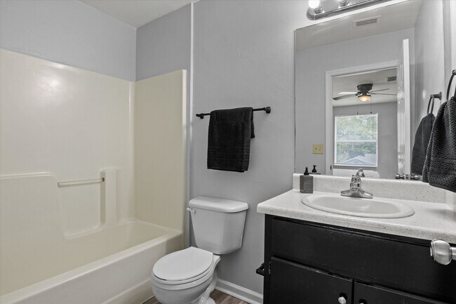 Building Photo - 2114 Main St