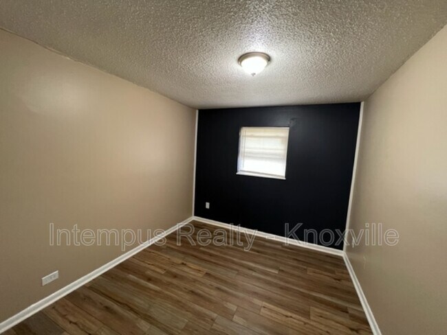 Building Photo - 328 Dahlia Dr