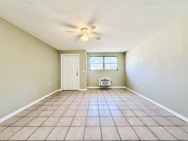 Building Photo - 3405 Palm Dr