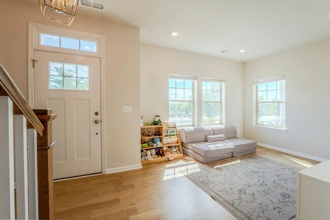 Building Photo - 813 Sawback Sq NE
